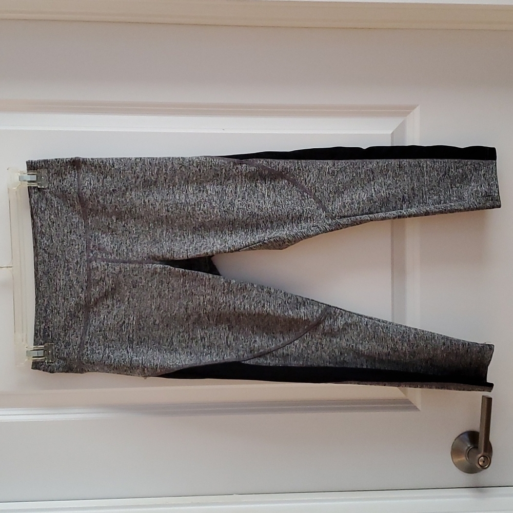 Forever 21 capris leggings in gray and black. Small**
